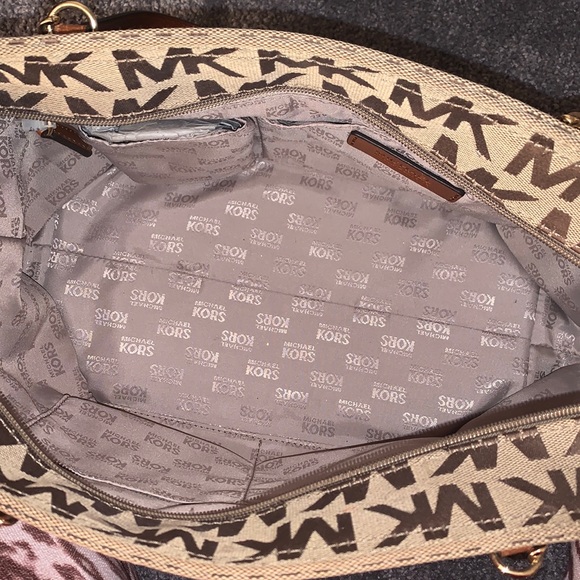 Perfect condition authentic Michael Kors purse - Picture 5 of 7